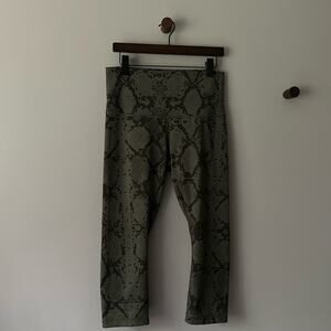 LULULEMON WONDER UNDER CROPPED GREEN SNAKE CHARMER PRINT LEGGINGS SIZE 10